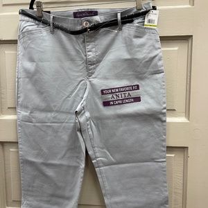 NWT Gloria Vanderbilt Light Grey Capris w/ Belt